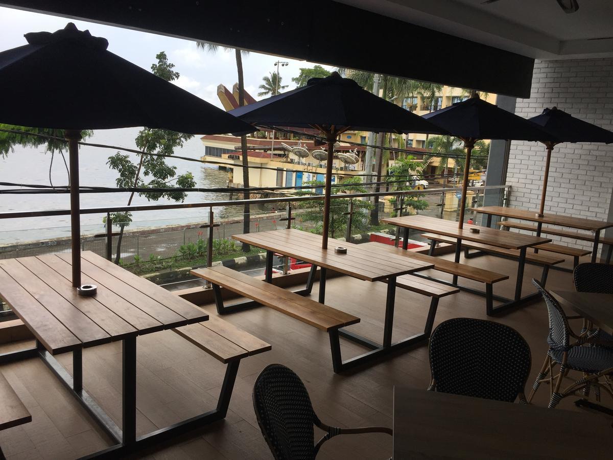 Expressia Hotel Makassar Exterior photo